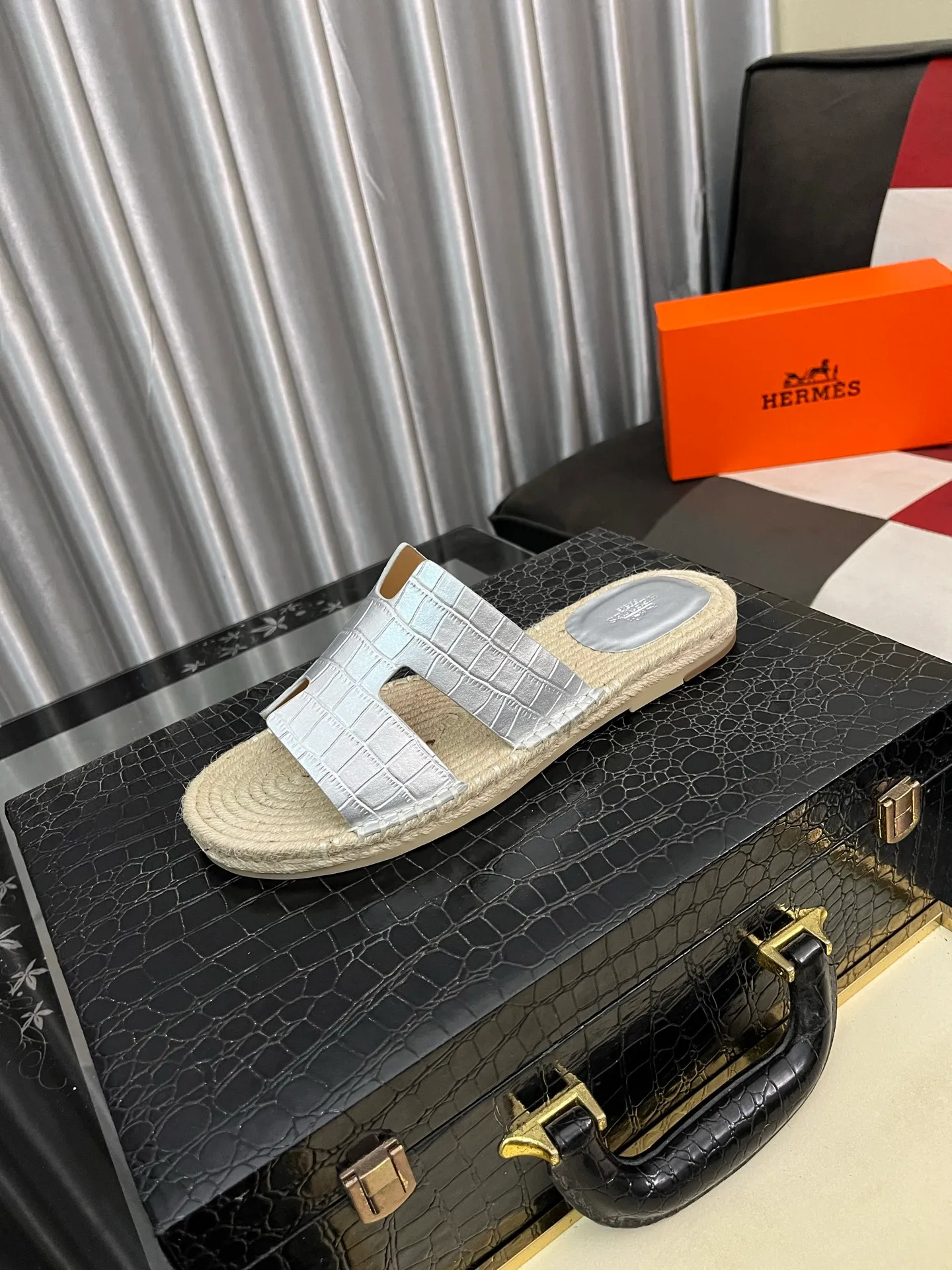 Men's shoes 💰340⌚️⌚️《HERMES》Hermes 💁♂️Men's casual slippers, compare the quality at the counter🧚🏿♂️ The upper layer has a stone pattern with clear texture, showing high-end, high-end, comfortable to wear and versatile. Purely hand-pulled, raw rubber breathable outsole, breathable and comfortable lambskin lining, 100% comfortable density, original rubber outsole wear-resistant code number 38-44. Can be customized 45-46-47